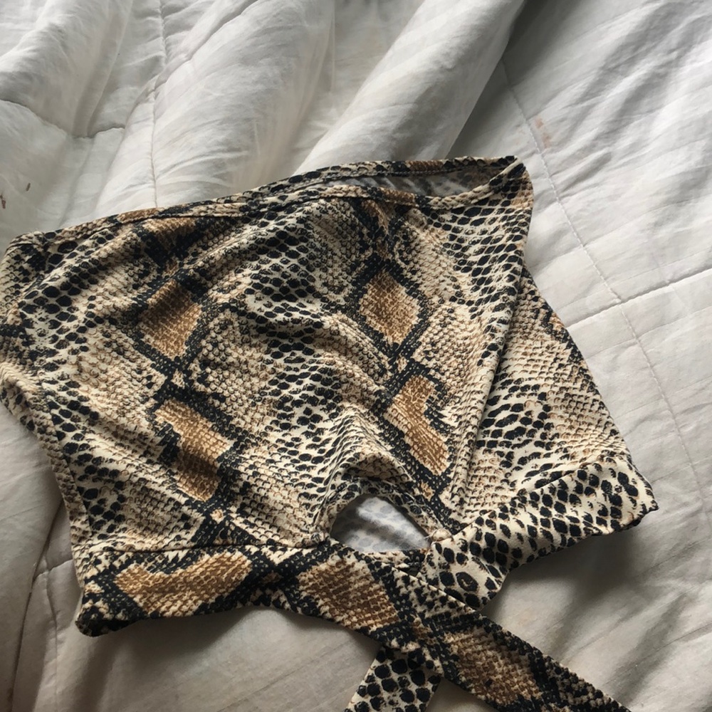 snake print tie up crop top